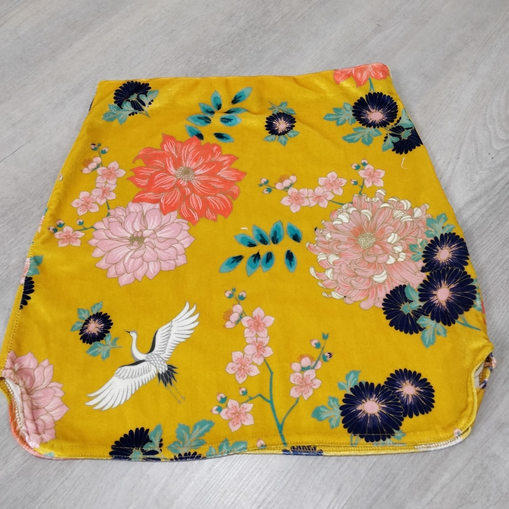 PrettyLittleThing velvety floral yellow mini skirt - Picture 1 of 15